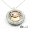 Vista lateral del Collar Orgón Vesica Piscis con Citrino y Cuarzo Blanco Swarovski® con cadena de acero inoxidable sobre fondo blanco