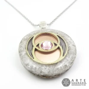 Vista lateral del Collar Orgón Vesica Piscis con Citrino y Cuarzo Blanco Swarovski® con cadena de acero inoxidable sobre fondo blanco