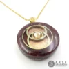 Vista lateral del Collar Orgón Vesica Piscis con Granate y Cristal Swarovski® con cadena de acero inoxidable sobre fondo blanco