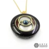 Vista lateral del Collar Orgón Vesica Piscis con Turmalina Negra y Cristal Swarovski® con cadena de acero inoxidable sobre fondo blanco