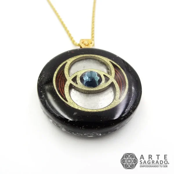 Vista lateral del Collar Orgón Vesica Piscis con Turmalina Negra y Cristal Swarovski® con cadena de acero inoxidable sobre fondo blanco