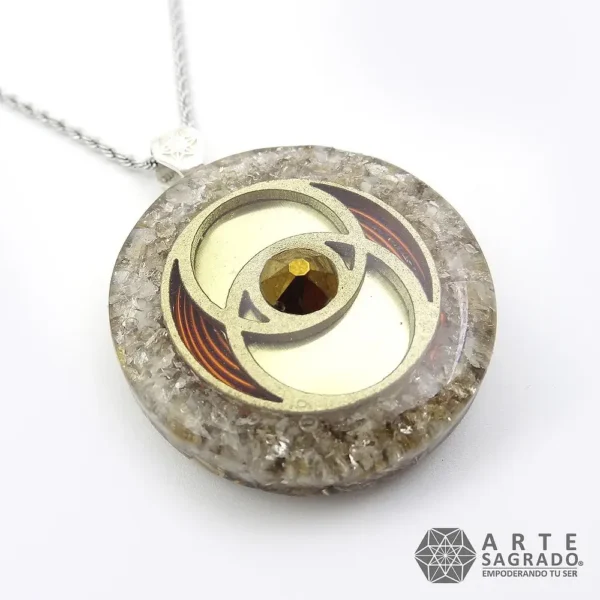Vista lateral del Collar Orgón Vesica Piscis con Citrino y Cristal Swarovski® con cadena de acero inoxidable sobre fondo blanco