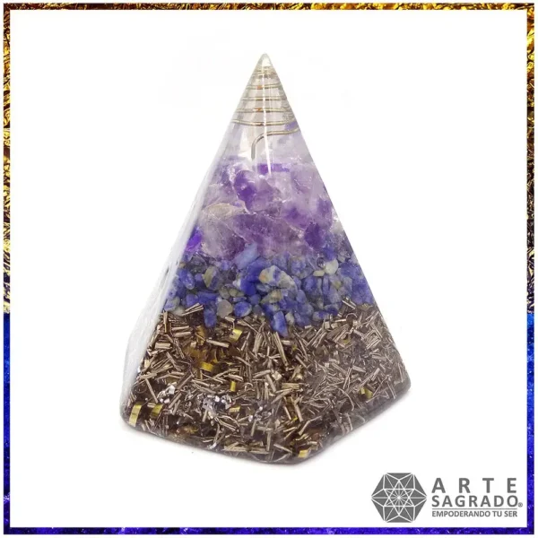 Vista lateral de la Pirámide Hexagonal Orgonita Vector de la Vida con Amatista y Lapislázuli sobre fondo blanco