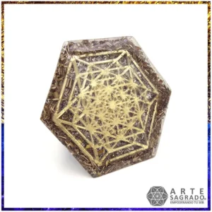 Vista de la base de la Pirámide Hexagonal Orgonita Vector de la Vida con Amatista y Lapislázuli sobre fondo blanco