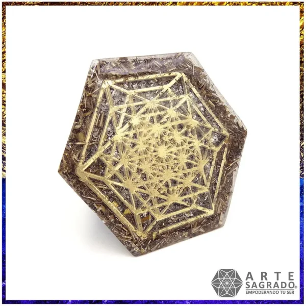 Vista de la base de la Pirámide Hexagonal Orgonita Vector de la Vida con Amatista y Lapislázuli sobre fondo blanco