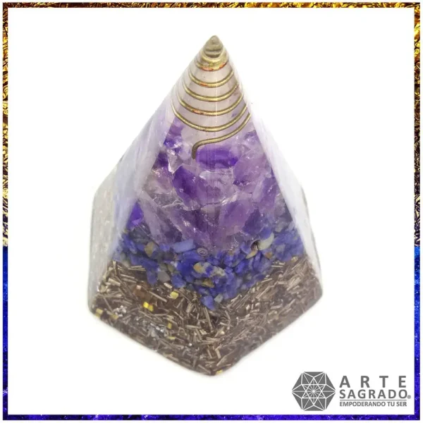 Vista superior lateral de la Pirámide Hexagonal Orgonita Vector de la Vida con Amatista y Lapislázuli sobre fondo blanco