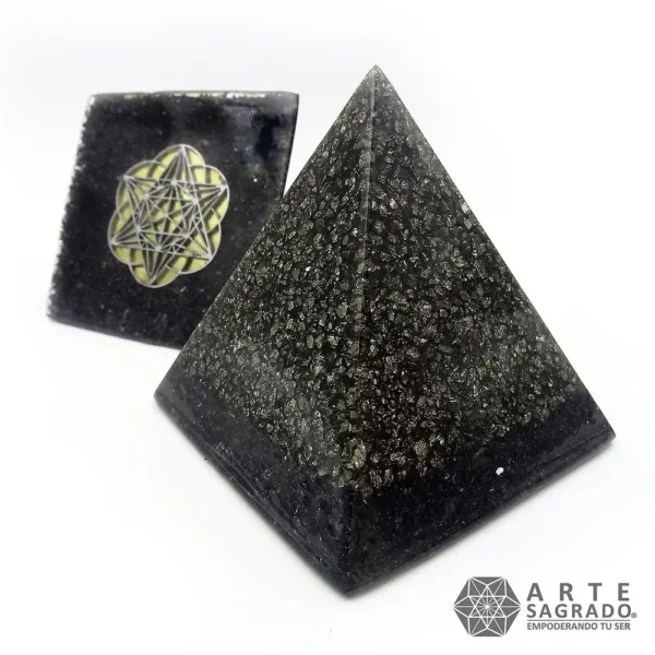 Vista lateral junto a la vista de base de la Pirámide Orgonita Merkabah con Pirita y Silicio sobre fondo blanco