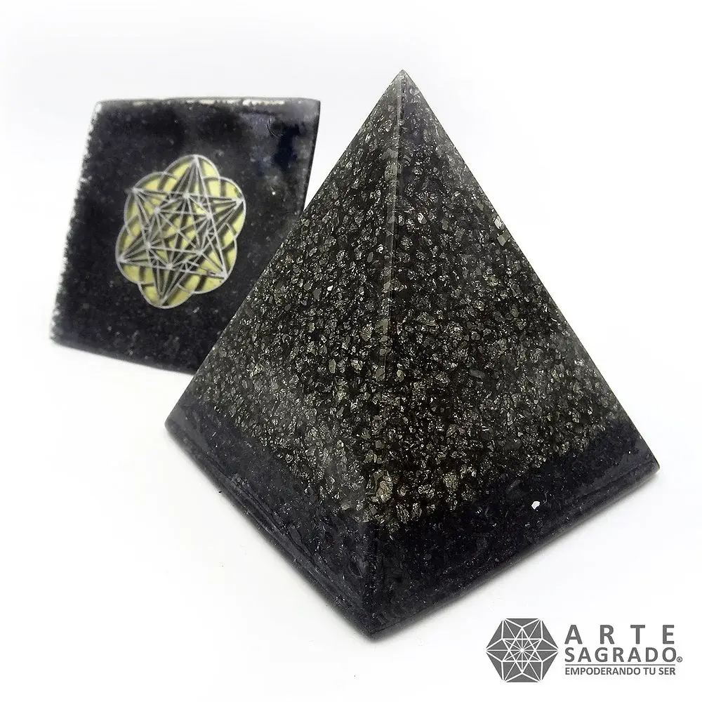 Vista lateral junto a la vista de base de la Pirámide Orgonita Merkabah con Pirita y Silicio sobre fondo blanco