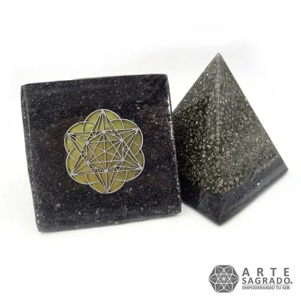 Vista de la base y de la parte lateral de la Pirámide Orgonita Merkabah con Pirita y Silicio sobre fondo blanco