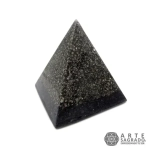 Vista lateral de la Pirámide Orgonita Merkabah con Pirita y Silicio sobre fondo blanco