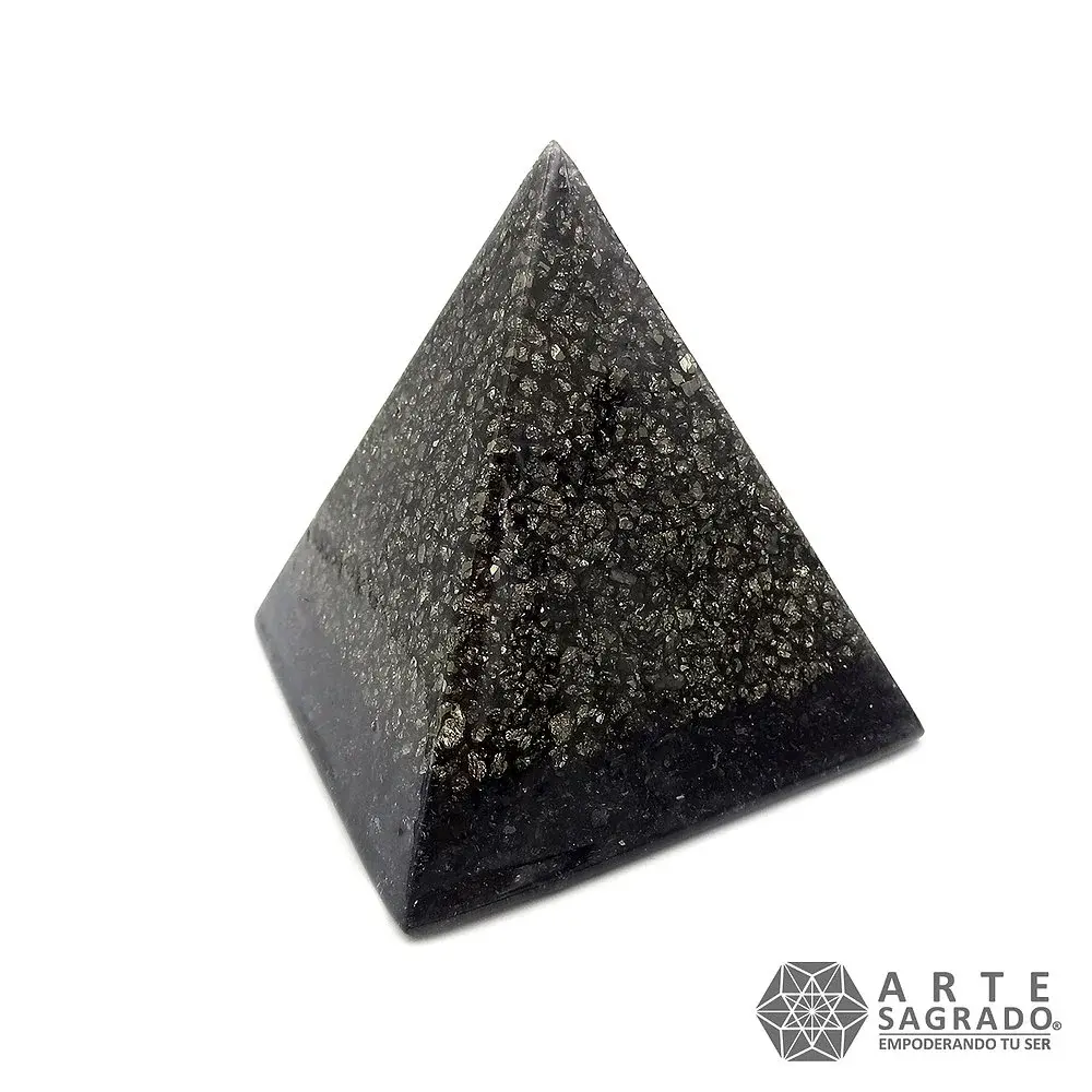 Vista lateral de la Pirámide Orgonita Merkabah con Pirita y Silicio sobre fondo blanco