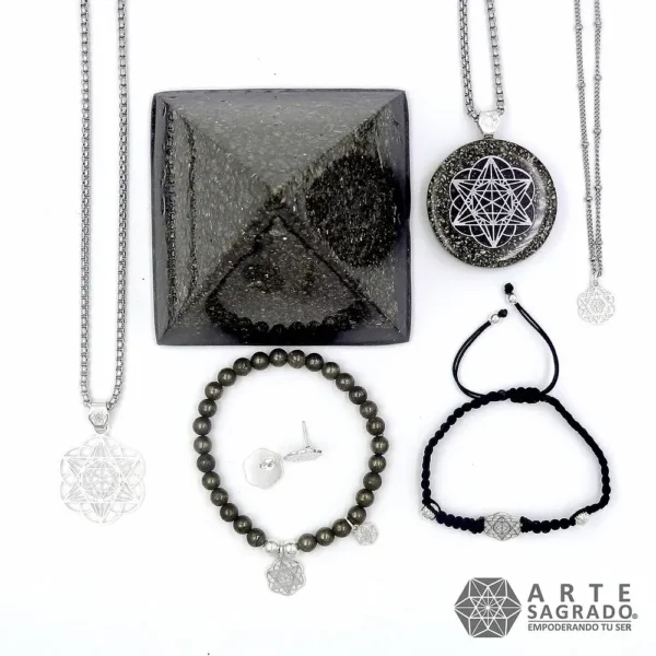 Vista superior de los productos de la colección de la Pirámide Orgonita Merkabah con Pirita y Silicio sobre fondo blanco