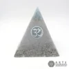 Vista frontal de la Pirámide Orgonita OHM con Cuarzo Blanco, Piedra Luna y Aguamarina sobre fondo blanco