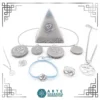 Vista frontal de los productos de la colección Orgonita OHM con Cuarzo Blanco, Piedra Luna y Aguamarina sobre fondo blanco con marco
