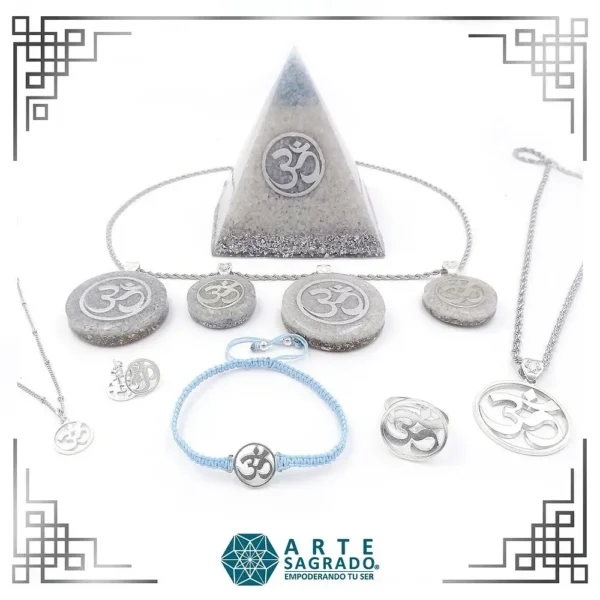 Vista frontal de los productos de la colección Orgonita OHM con Cuarzo Blanco, Piedra Luna y Aguamarina sobre fondo blanco con marco