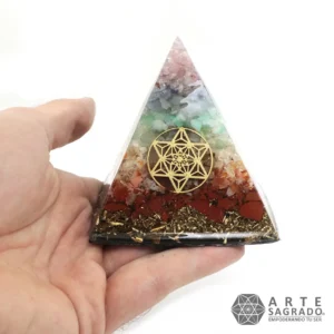 Mano sosteniendo la Pirámide Orgonita 7 Chakras sobre fondo blanco