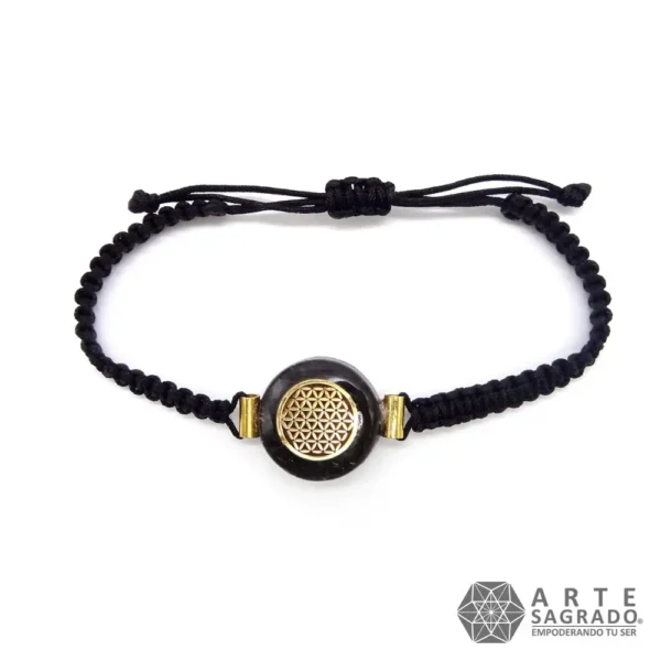 Vista superior de la Pulsera tejida Micro Orgón Flor de la Vida en Chapa de Oro con Turmalina Negra sobre fondo blanco