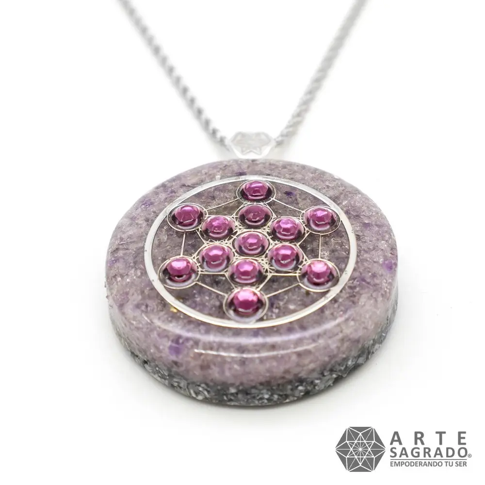 Vista frontal del detalle del Collar de Cristales Orgón Cubo de Metatrón en Plata 0.925 con Amatista con cadena de acero inoxidable sobre fondo blanco