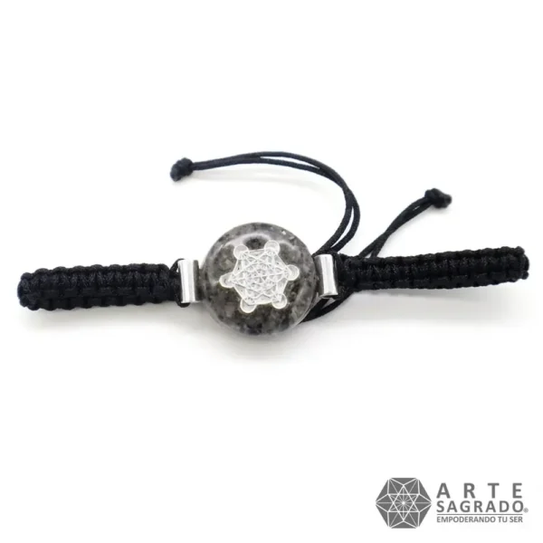 Vista superior de la Pulsera tejida Micro Orgón Arcángel Metatrón en Plata 0.925 con Labradorita sobre fondo blanco