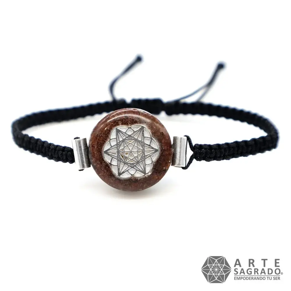 Vista frontal de la Pulsera tejida Micro Orgón Merkabah en Plata 0.925 con Granate sobre fondo blanco