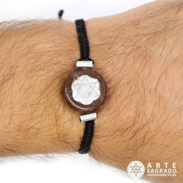 Muñeca de hombre portando la Pulsera tejida Micro Orgón Merkabah en Plata 0.925 con Granate sobre fondo blanco