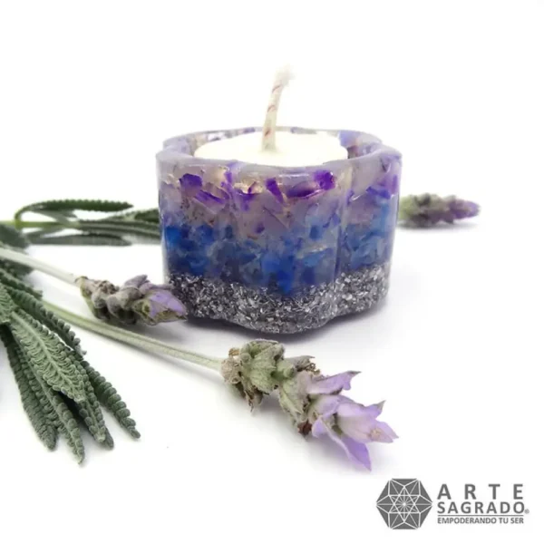 Vista lateral del Cargador y porta velas orgón de Semilla de la Vida con Ágatas azul y morada con flores moradas sobre fondo blanco