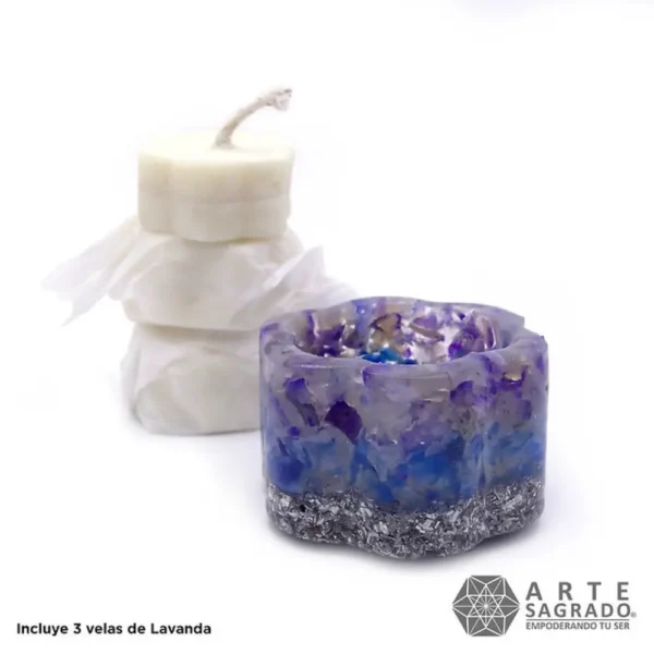 Vista lateral de varias velas junto con Cargador y porta velas orgón de Semilla de la Vida con Ágatas azul y morada sobre fondo blanco