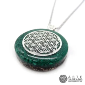 Vista lateral del detalle del Collar Orgón Flor de la Vida en Plata 0.925 con Malaquita con cadena de acero inoxidable sobre fondo blanco