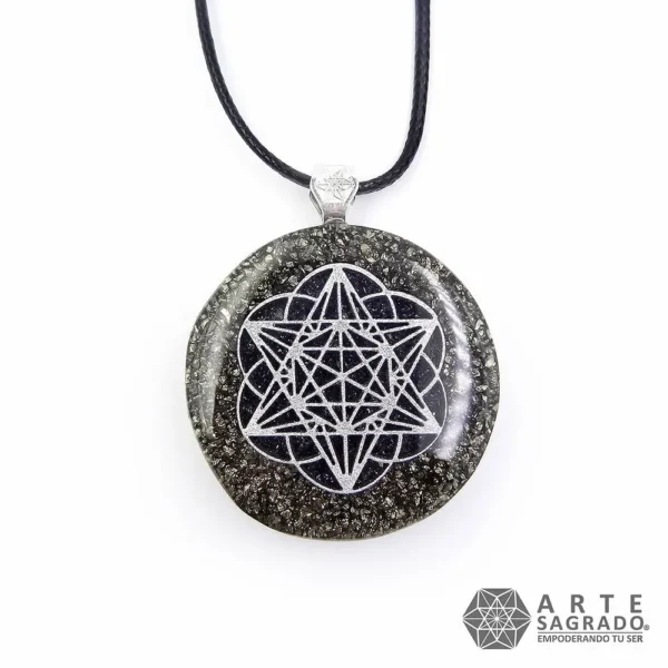 Vista frontal del Collar Orgón Merkabah con Pirita y Silicio con cadena de tela sobre fondo blanco