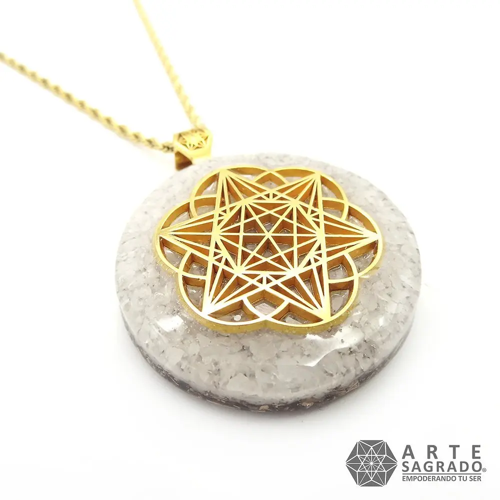 Vista lateral del Collar Orgón Merkabah en Chapa de Oro de 14k con cuarzo a elegir como Cuarzo Blanco con cadena de acero inoxidable sobre fondo blanco