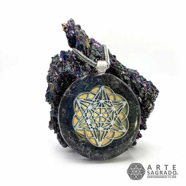 Vista frontal del Collar Orgón Merkabah con Silicio con cadena de acero inoxidable montado sobre una piedra de Silicio sobre fondo blanco