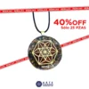 Promo de hasta 40% de descuento en el Collar Orgón Vector en Equilibrio con Pirita y Ojo de Tigre con cadena de tela sobre fondo blanco