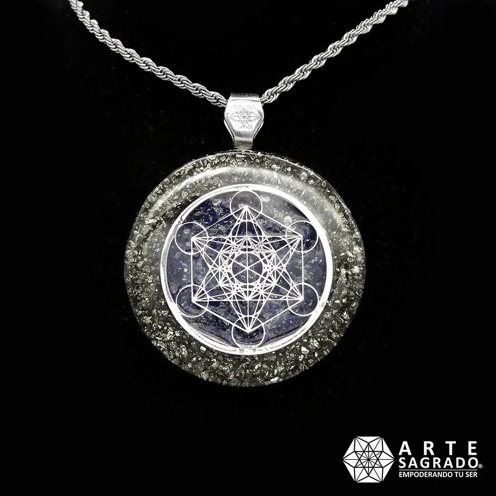 Vista frontal del Collar Orgón bicolor Cubo de Metatrón en Plata 0.925 con Pirita y Aventurina Azul con cadena de acero inoxidable sobre fondo negro