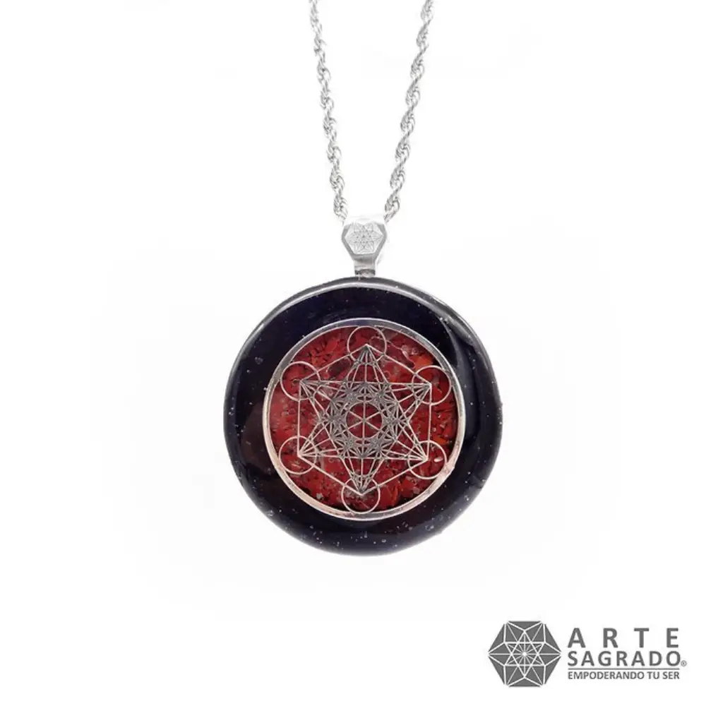 Vista frontal del Collar Orgón bicolor Cubo de Metatrón en Plata 0.925 con Turmalina Negra y Jaspe Rojo con cadena de acero inoxidable sobre fondo blanco