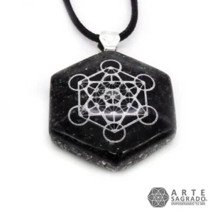 Vista frontal del detalle del Collar hexagonal Orgón del Arcángel Metatrón con Shungita y Obsidiana Negra con cadena de tela sobre fondo blanco