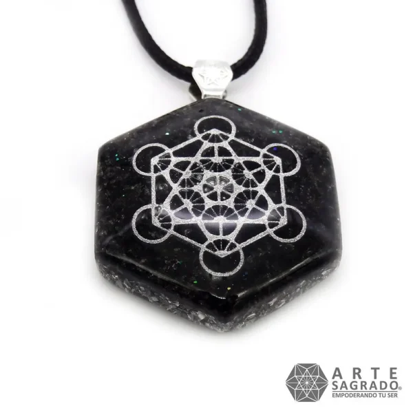 Vista frontal del detalle del Collar hexagonal Orgón del Arcángel Metatrón con Shungita y Obsidiana Negra con cadena de tela sobre fondo blanco