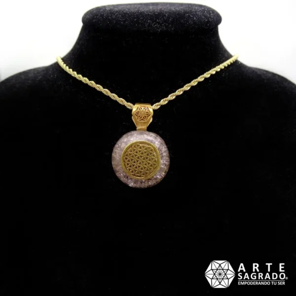 Vista frontal del Collar Micro Orgón Flor de la Vida en Chapa de Oro con Amatista con cadena de acero inoxidable sobre exhibidor negro para joyería