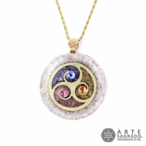 Vista frontal del Collar Mini Orgón Llama Trina en Dorado con Cuarzo Blanco