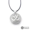 Vista frontal del Collar Mini Orgón Ohm en Plata 0.925 con Piedra Luna con cadena de tela sobre fondo blanco