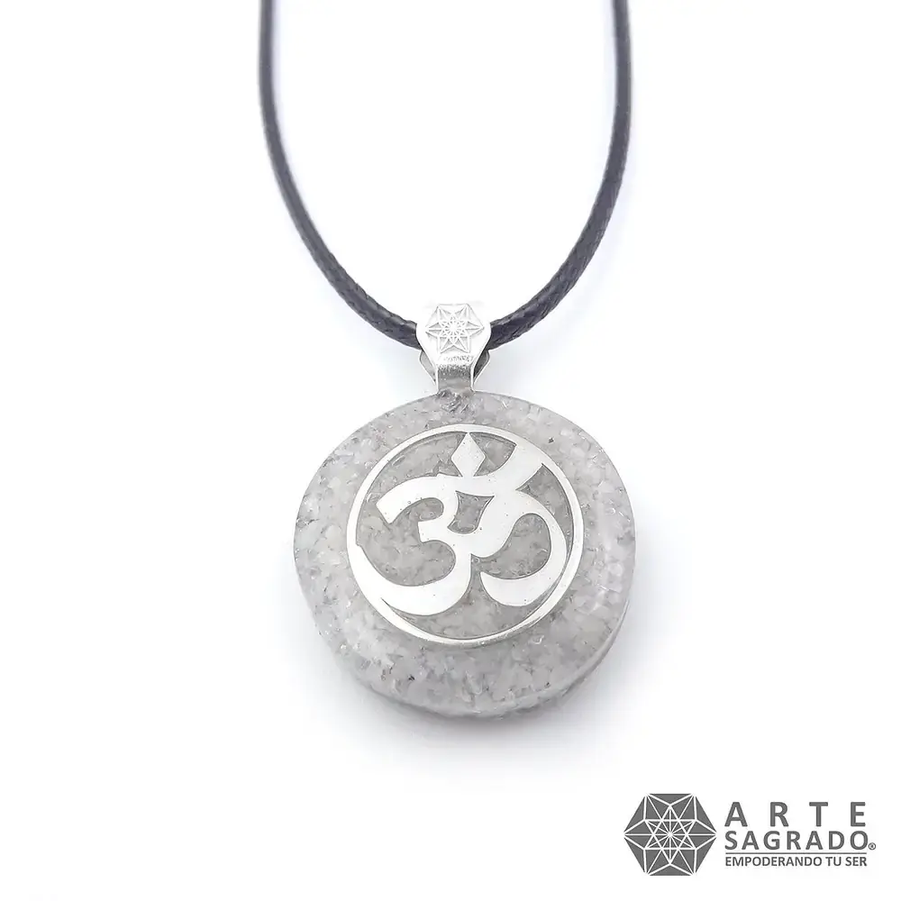 Vista frontal del Collar Mini Orgón Ohm en Plata 0.925 con Piedra Luna con cadena de tela sobre fondo blanco