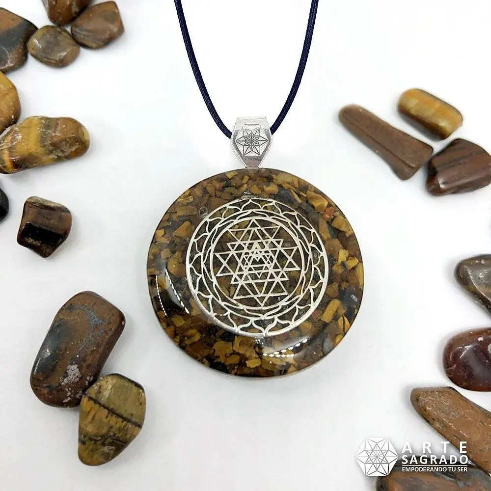 Vista frontal del Collar Mini Orgón Sri Yantra en Plata 0.925 con Ojo de Tigre con cadena de tela acompañado de piedras de Ojo de Tigre sobre fondo blanco