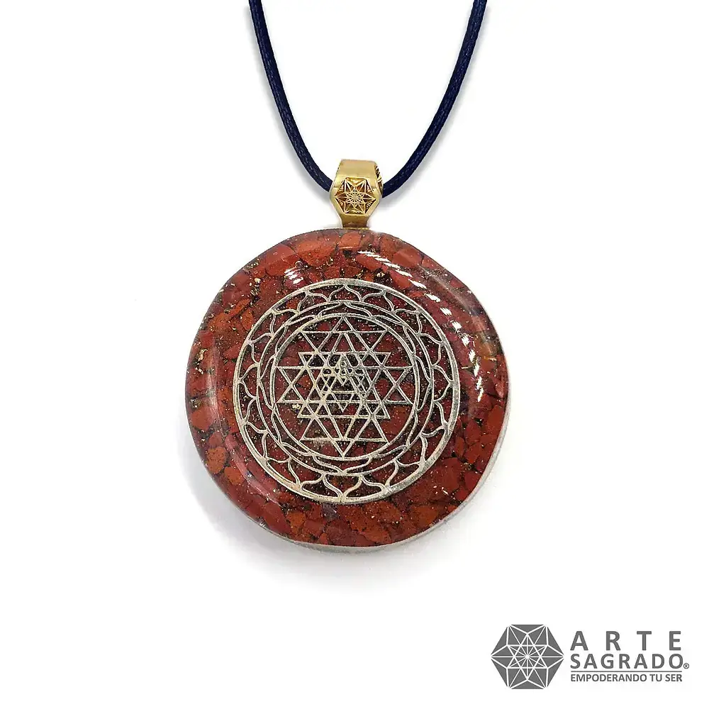 Vista frontal del Collar Mini Orgón Sri Yantra en Plata 0.925 con Jaspe Rojo con cadena de tela sobre fondo blanco