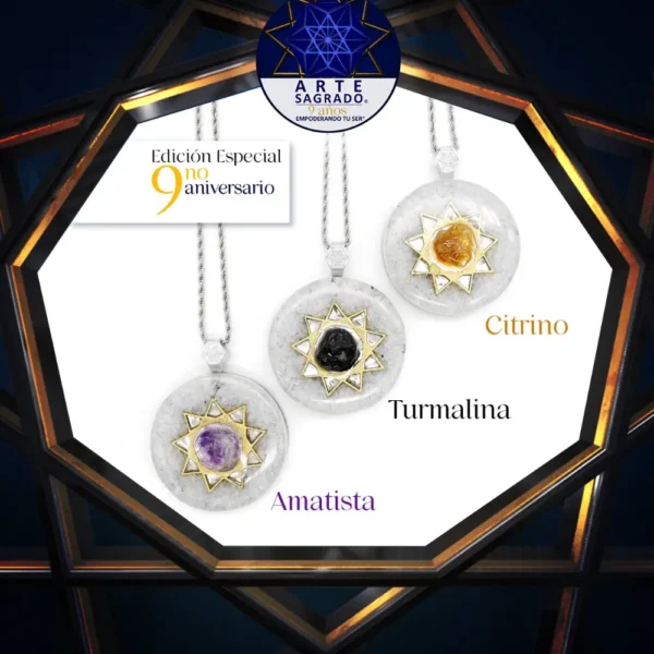 Detalle con descripción de los tres collares de la colección Aniversario Estrella 9 puntas sobre fondo blanco y negro