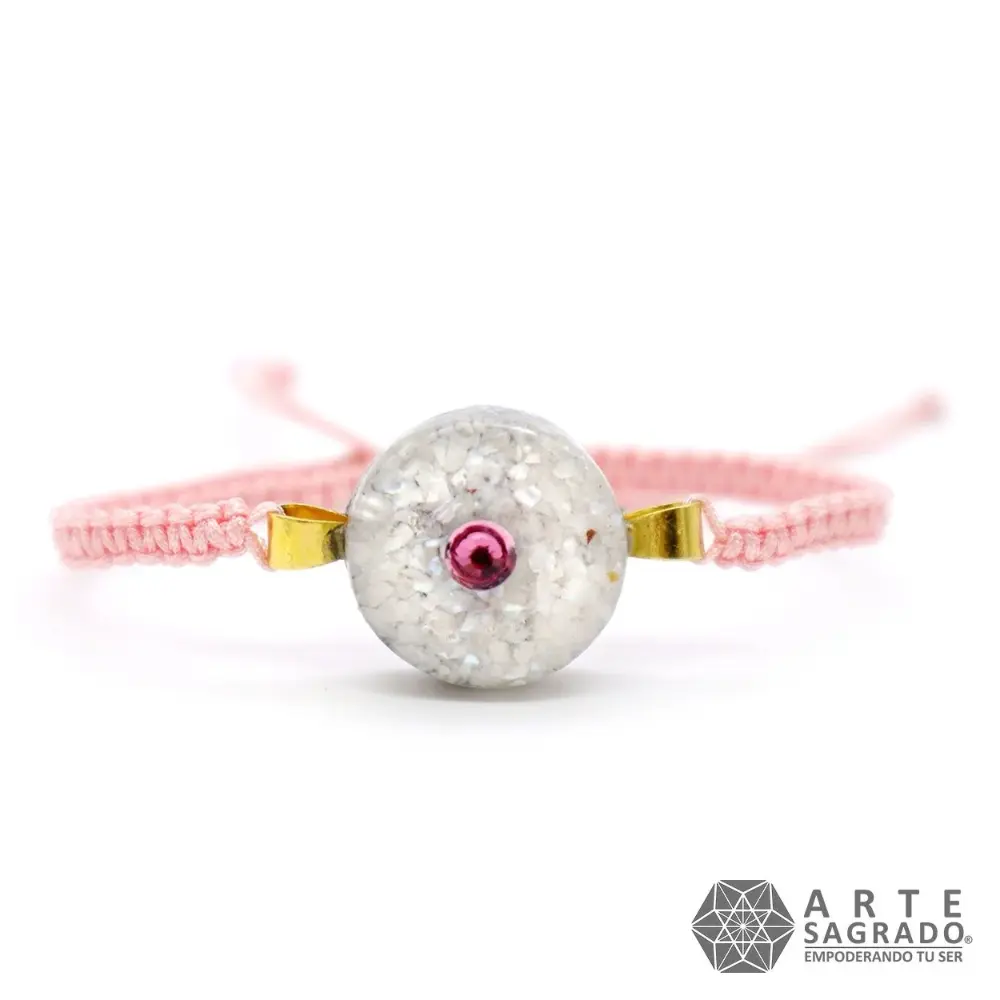 Vista frontal de la Pulsera tejida rosa Micro Orgón con Piedra Luna, Perla y Cristal Swarovski sobre fondo blanco