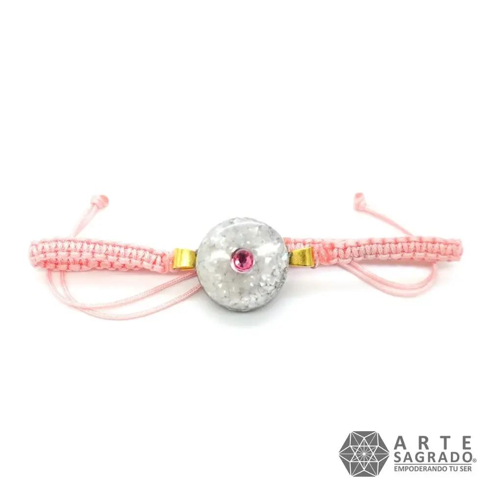 Vista superior de la Pulsera tejida rosa Micro Orgón con Piedra Luna, Perla y Cristal Swarovski sobre fondo blanco